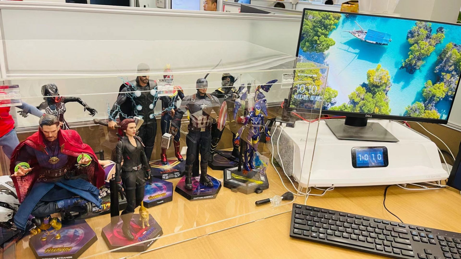 工位装修,办公室养殖,个性穿搭……这些年轻人如何拥抱"职场松弛感"