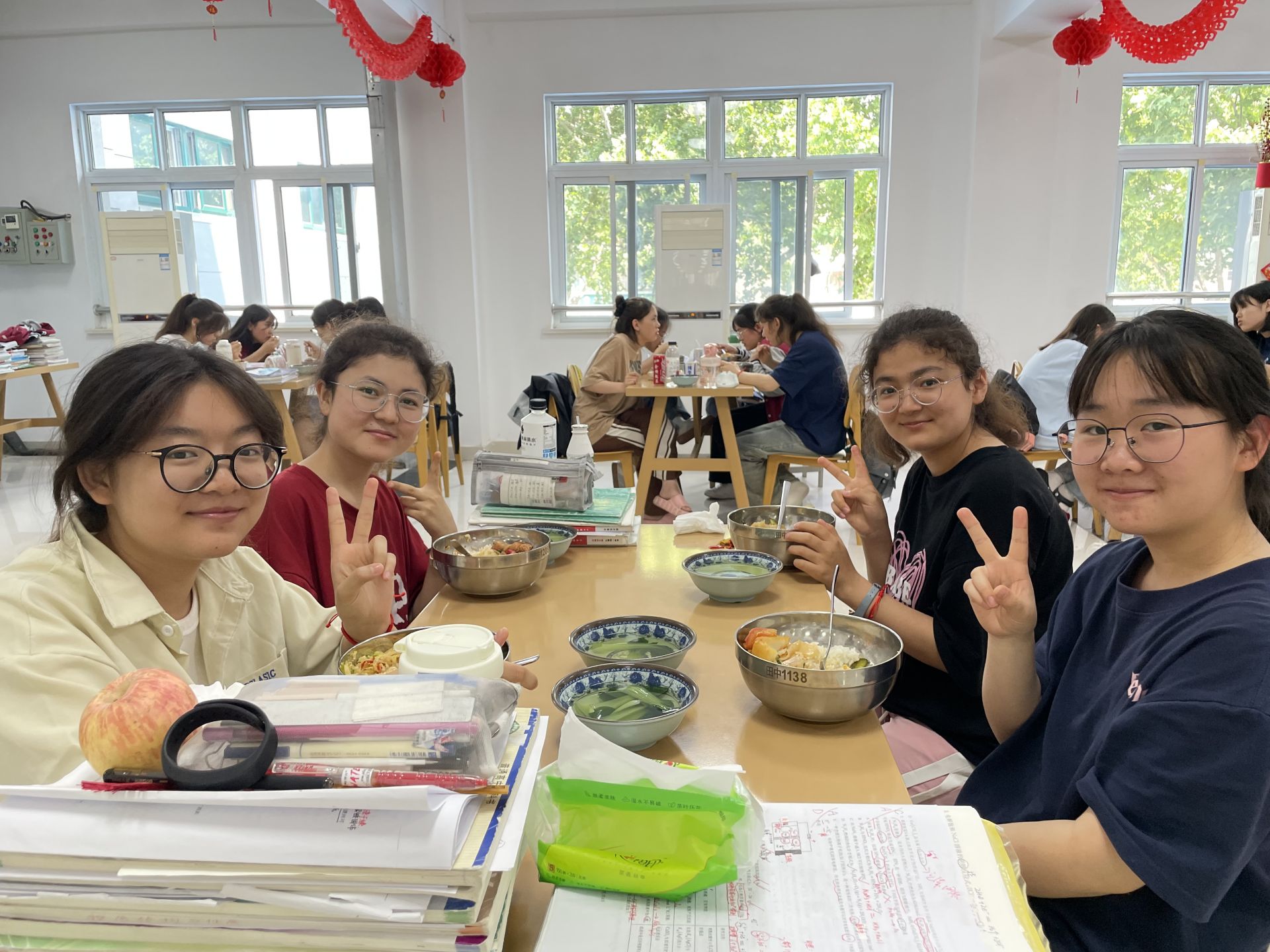 6月6日中午11时许,田家炳中学新疆食堂内飘着饭菜香,食堂负责人张士勇