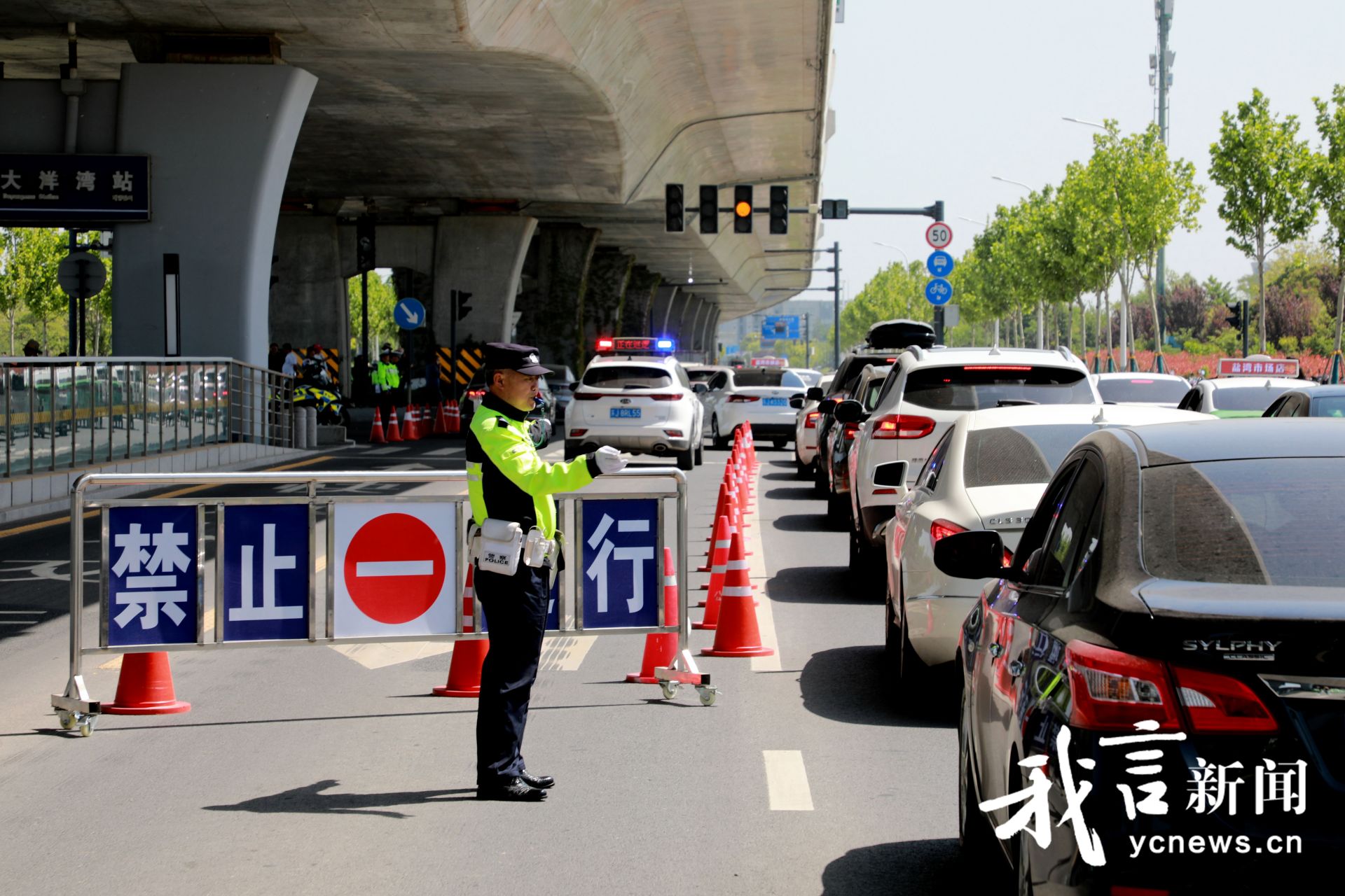 “警察蓝”守护“中国红”