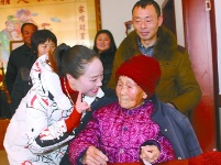 东台“心连心”志愿者自筹8万余元物资
114名百岁老人喜领新年礼包