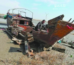 本地一木质渔船达到报废期限 渔政人员赴南通监督拆解