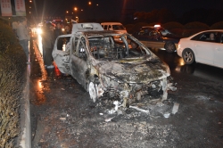  一轿车高速入口处自燃  无人员伤亡，但车辆完全烧报废 