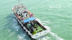 盐城海上搜救中心多方协调 渔政船直升机接力救助生病渔民