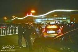 交通、公安联手整治机场门前非法营运车