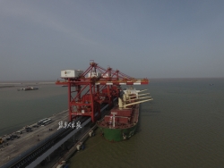 中煤集团首船电煤运抵滨海港 煤炭码头一期正式投入使用