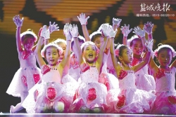 夏日挥洒热情舞动节奏 600多位小孩登台献舞
