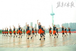 社区健身舞蹈队学习戏曲广播体操