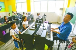 盐城50多名小记者体验智能钢琴课—— 智能钢琴让弹琴变得更快乐