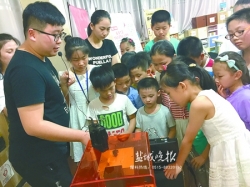 亭湖盐海社区暑期趣味、公益活动不断 30名青少年收到新书包