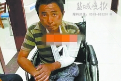 男子在上冈出车祸左臂骨折 医师、民警合力帮其找到家人