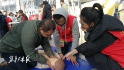 红十字志愿者街头宣传器官捐献