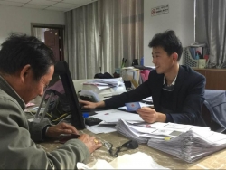 亭湖人社局社保中心工作人员为服务对象办理养老社保卡
