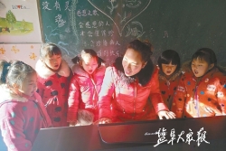 “水滴公益”联合爱心企业向滨海村小捐赠音乐器材和童书—— 115个孩子有了音乐教室