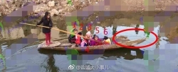 网曝滨海小学生靠撑船渡河上学  政府部门：图片属实却并非如此，新桥正重建