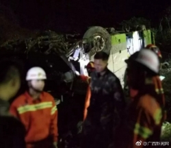 广昆高速一载54人大客车追尾冲出护栏 已致3人死亡