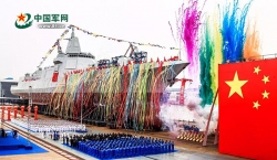 江南造船厂：我国新型万吨级驱逐舰首舰正在进行舾装