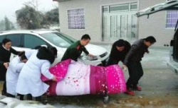 湖南产妇家中产后大出血，急救车因雨雪天气被困消防紧急救援