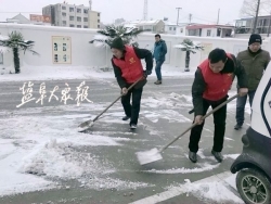 志愿者扫积雪保通行