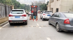 重庆女业主拒缴18元停车费用车堵车库出口15小时，被行拘