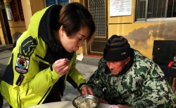 【暖新闻】志愿者喂老人吃饺子暖哭网友