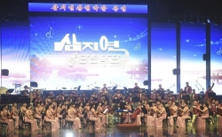 朝鲜艺术团在韩国江陵举行首场艺术演出