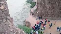 视频记录阿根廷两人洪灾中九死一生时刻