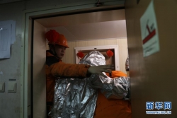 中国南极科考队举行应急消防弃船演练