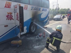 台湾一载19名大陆游客游览车爆胎冒火 无伤亡