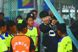 校园女子足球嘉年华活动举行，原国家女足队队长毕妍现场指导
