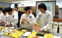 日本第一夫人陪同安倍访美 与当地学生制作寿司卷