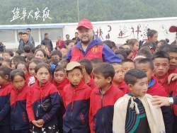 “爱波公益”志愿者走进大凉山慰问儿童