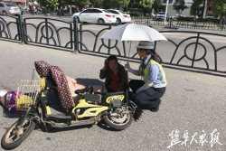 【暖新闻】女子车祸受伤 盐城一协警烈日下为她撑伞救护