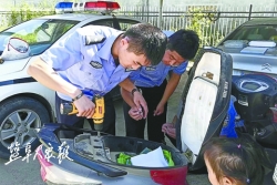 射阳淮海派出所民警 为居民免费安装电瓶防盗系统
