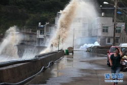台风“玛莉亚”逼近 温岭沿海巨浪拍岸