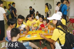 华裔青少年盐城寻根 儿童福利院来了说英语的“义工”