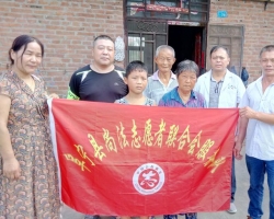 阜宁县尚法志愿者走进芦蒲镇为贫困孤儿送上学习用品和慰问金 
