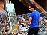 为废墟作画的叙利亚年轻人