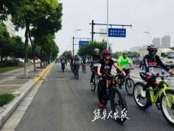 市自行车运动协会150多名骑友 公益骑行宣传“无车日”和环保出行