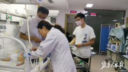 滨海县人民医院 成功抢救1例呼吸窘迫综合症伴双侧气胸新生儿