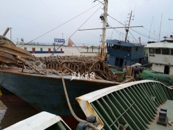 响水渔政查获2艘夜间违法偷捕渔船