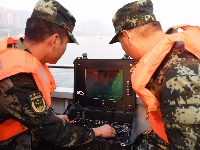 专业救援力量就位，水下机器人正下潜搜救——重庆万州公交车坠江事故现场见闻