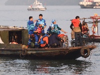 专业救援力量就位，水下机器人正下潜搜救——重庆万州公交车坠江事故现场见闻