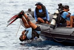 印尼水下发现疑似失事客机部分机身，搜索海域内现数十具遗骸
