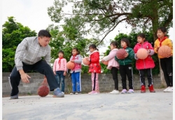 贫困山村里的篮球培训