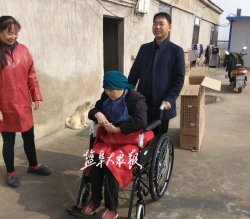 村党支部送上暖心礼物 残疾村民喜收轮椅车