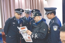盐城好人郑爱波向最美警察赠报 带领身边人一起献爱心做公益
