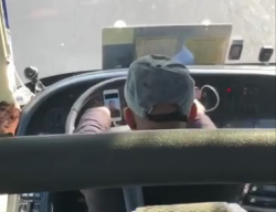 惊险!盐城这个大巴司机驾车途中玩手机 单位:已停驾!