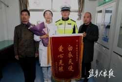 雨中跪地20多分钟救助事故伤者     市中医院护士吴蓉蓉刷爆市民朋友圈