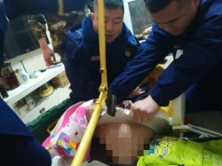 武汉6岁男孩被卡马桶消防员施救，网友：消防员真是万能的