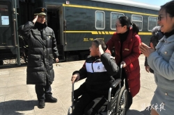 福利院儿童第一次坐火车  一个孩子两次向他们敬礼